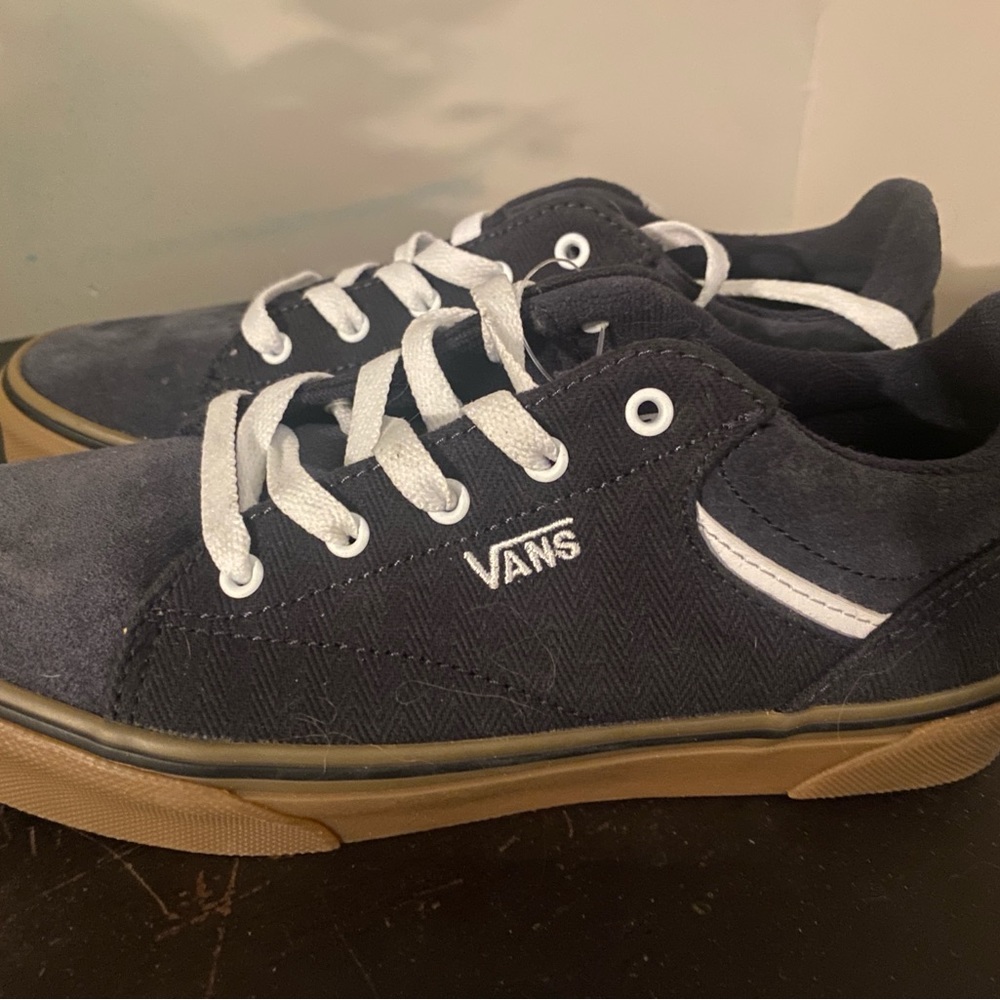VANS BRAND NEW boys size 4
